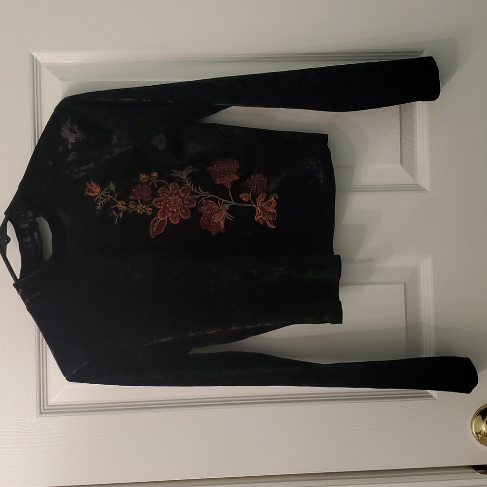 Long sleeve velvet black flowerd shirt